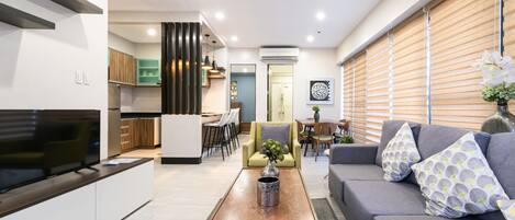 Penthouse Suite | Living area | 28-inch flat-screen TV with digital channels, TV, Netflix