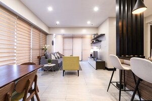 Penthouse Suite | Living area | 28-inch flat-screen TV with digital channels, TV, Netflix