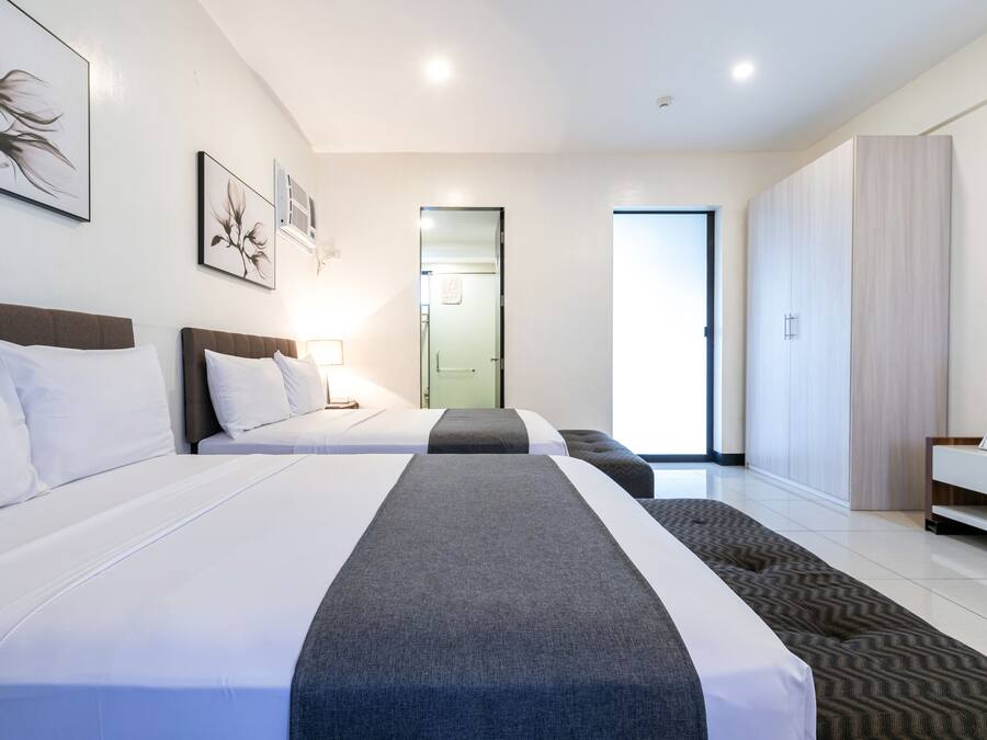Premier Family Studio | Minibar, in-room safe, desk, laptop workspace