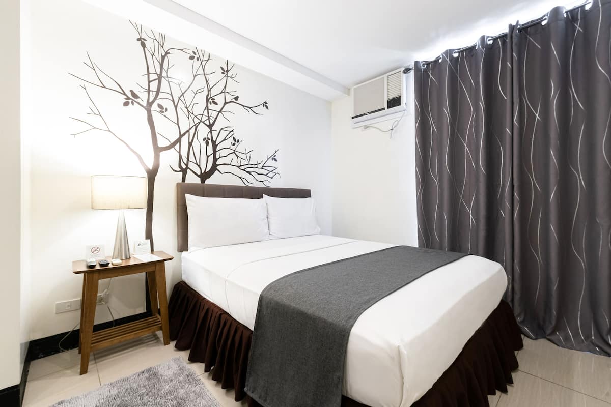 Estudio Deluxe | 1 habitación, minibar, caja de seguridad en la habitación y escritorio