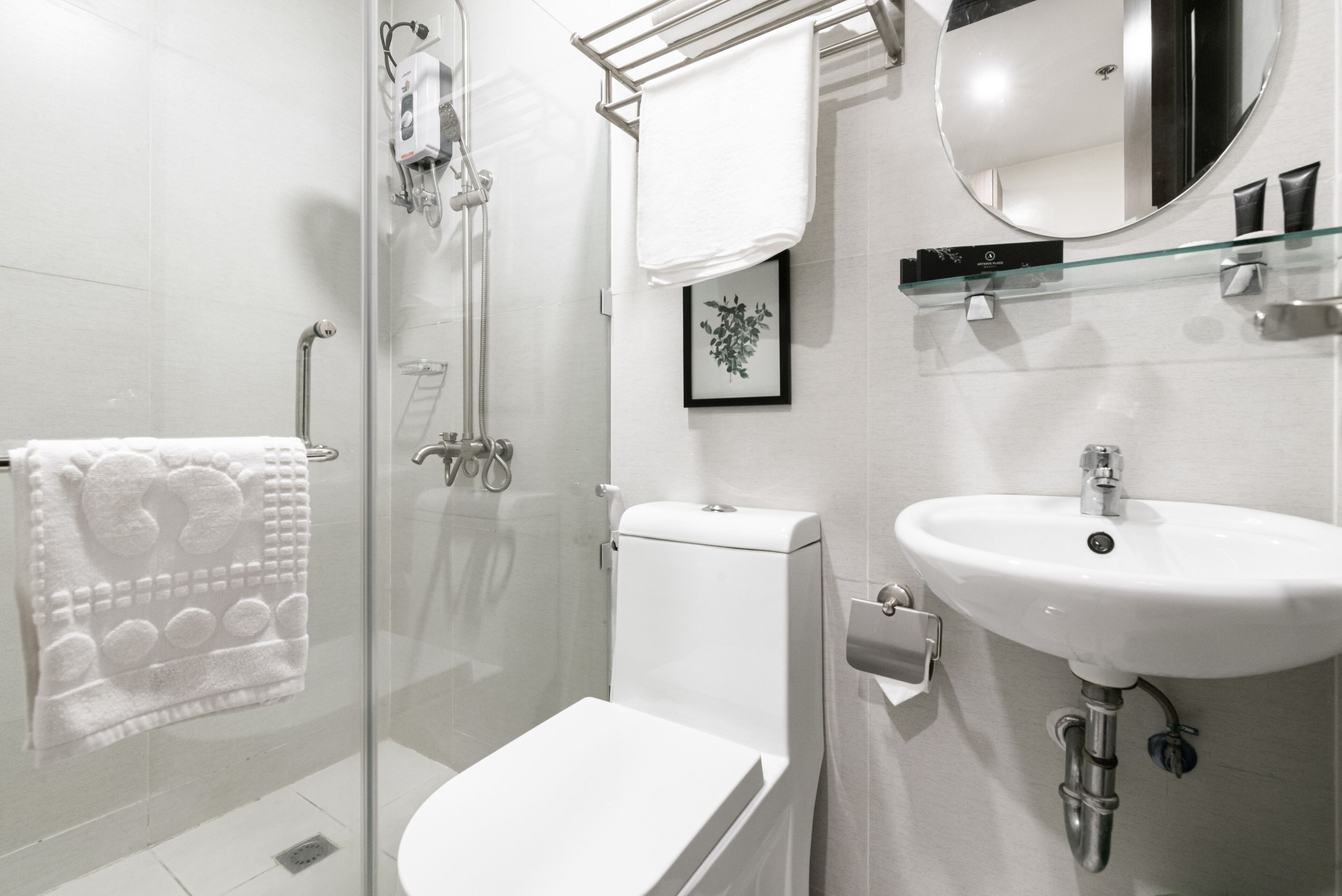 shower, rainfall showerhead, free toiletries, hair dryer