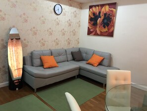 Basic Apartment, 2 Bedrooms, Kitchen, Sea Facing | Living area - Baan Somprasong Apartment - Na Jomtien (Sattahip)