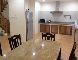 In-room dining - Baan Somprasong Apartment - Na Jomtien (Sattahip)