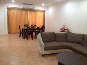 Basic Townhome, 3 Bedrooms, Kitchen, Sea Facing | Living area - Baan Somprasong Apartment - Na Jomtien (Sattahip)