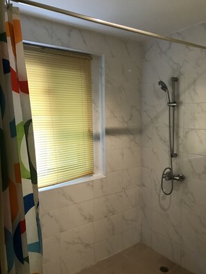 Bathroom shower - Baan Somprasong Apartment - Na Jomtien (Sattahip)