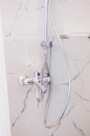 Estudio Deluxe | Regadera en el baño