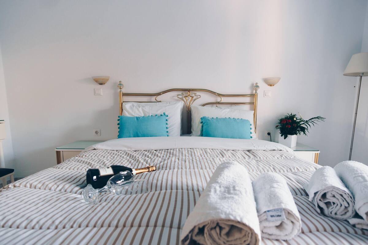 Premium bedding, in-room safe, soundproofing, free WiFi