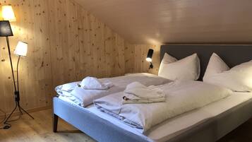 雙人房, 共用浴室, 山景 | 免費無線上網、床單