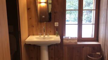 淋浴設備、吹風機、浴袍、毛巾