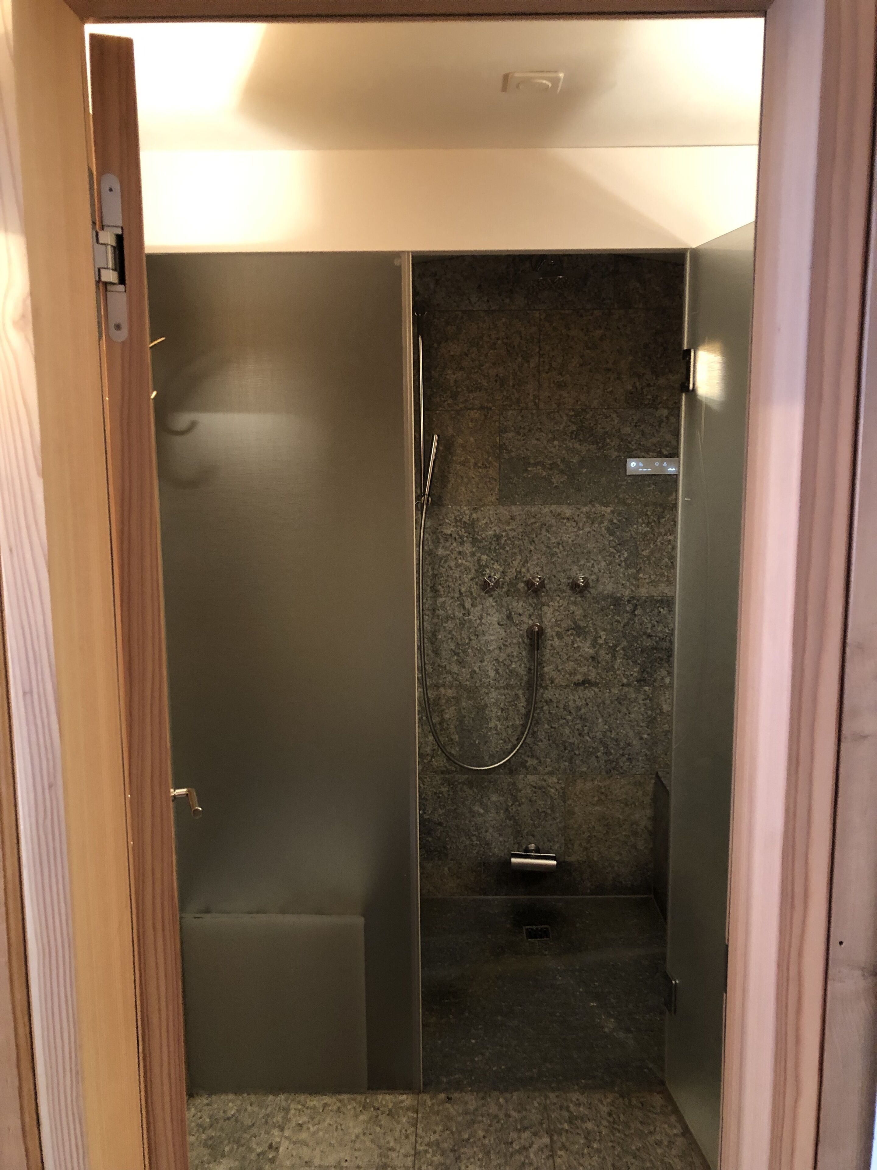 Douche, sèche-cheveux, peignoirs, serviettes fournies