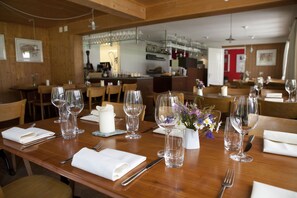 Se sirven cenas y cocina regional