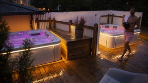 A wooden deck with two hot tubs and a bench. - Slottshotellet Annex (Kalmar)