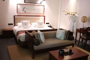 Elegant Double Room | Minibar, in-room safe, desk, blackout drapes