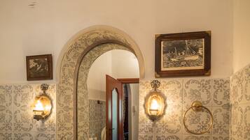 Villa exclusiva, 4 habitaciones, vista al mar | Baño | Amenidades de baño ecológicas, secadora de cabello, bidet, toallas