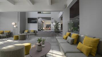 2 bars/lounges, lobby lounge