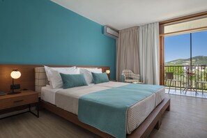 标准房, 部分海景 | 客房内保险箱、办公桌、免费 WiFi、床单