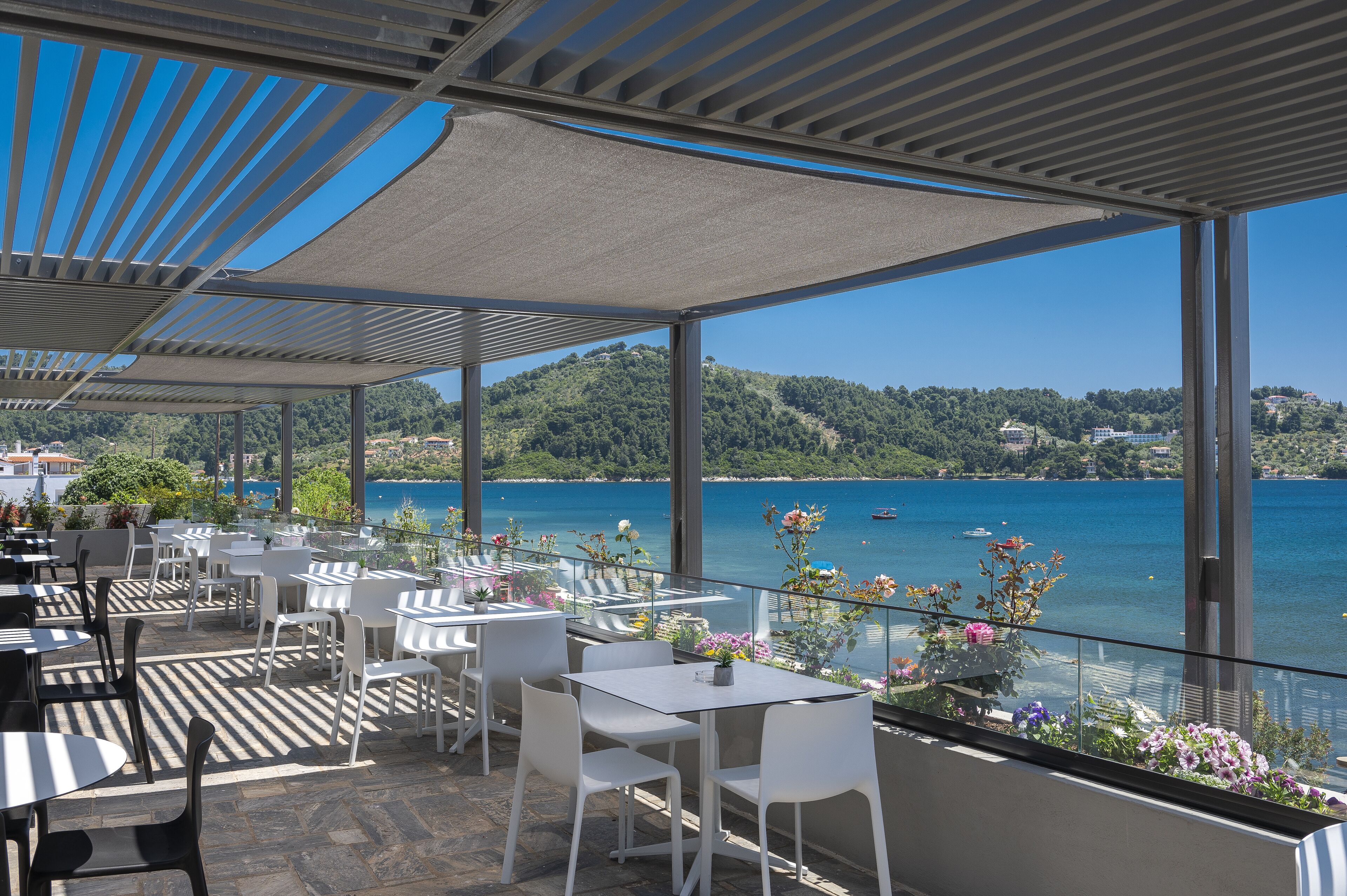 Ulkouima-allas avoinna 8.00–20.00, aurinkovarjoja, aurinkotuoleja