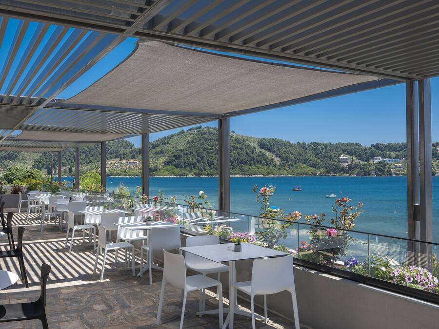 Piscine extérieure, parasols de plage, chaises longues