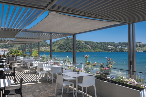 室外游泳池,08:00 至 20:00 开放,池畔遮阳伞,日光浴躺椅