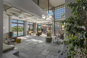 2 bars/lounges, lobby lounge