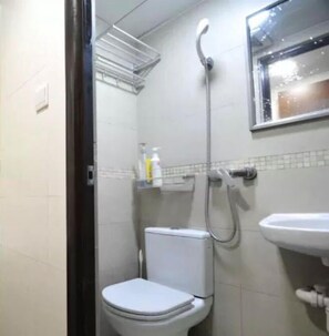 Dusche, kostenlose Toilettenartikel, Haartrockner, Hausschuhe