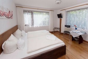 Double or Twin Room | Free WiFi, bed sheets - Hotel Am Wasserturm (Flensburg)