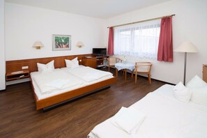 Triple Room | Free WiFi, bed sheets - Hotel Am Wasserturm (Flensburg)