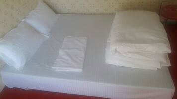 Shower, free toiletries, towels
