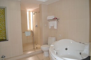 Suite | Jetted tub - Renion Hills Hotel (Almaty)