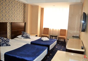 标准双床房 | 高档床上用品、迷你吧、客房内保险箱、办公桌