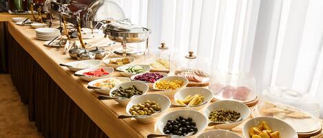 Free daily buffet breakfast