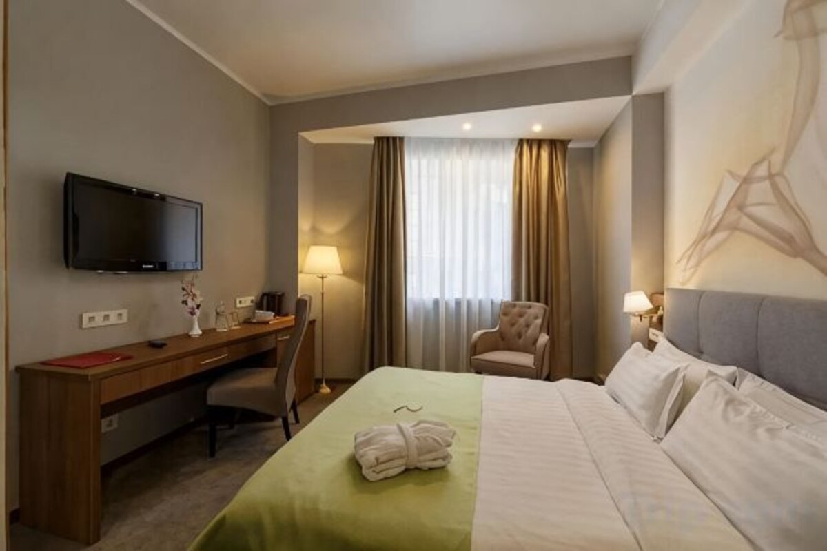 Premium bedding, minibar, in-room safe, desk