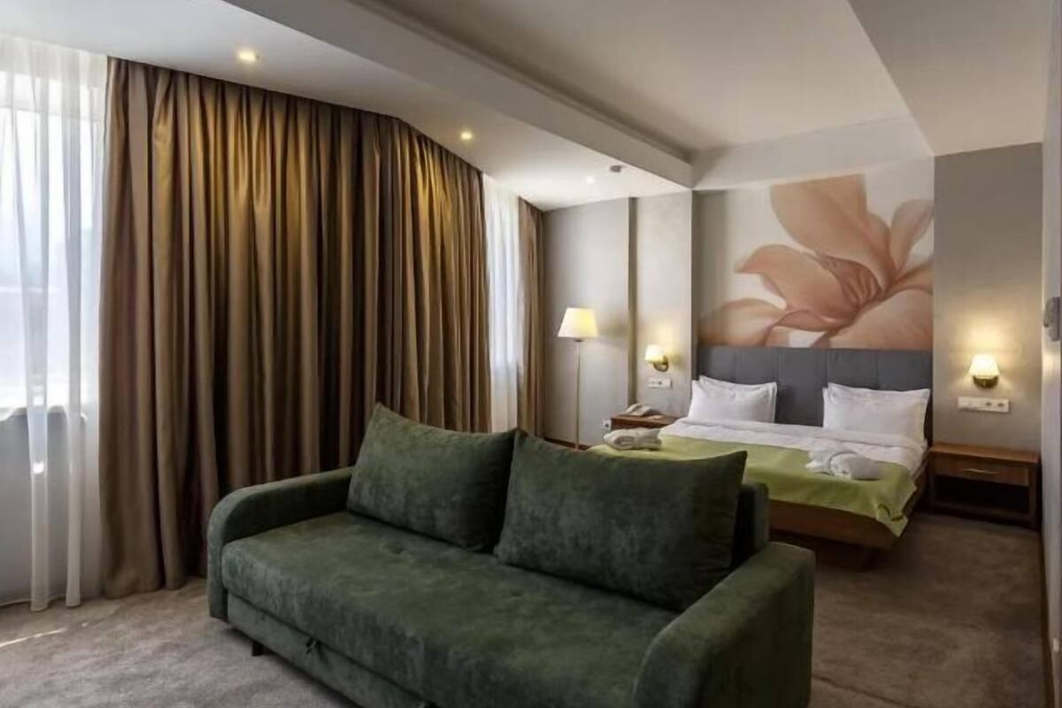Premium bedding, minibar, in-room safe, desk