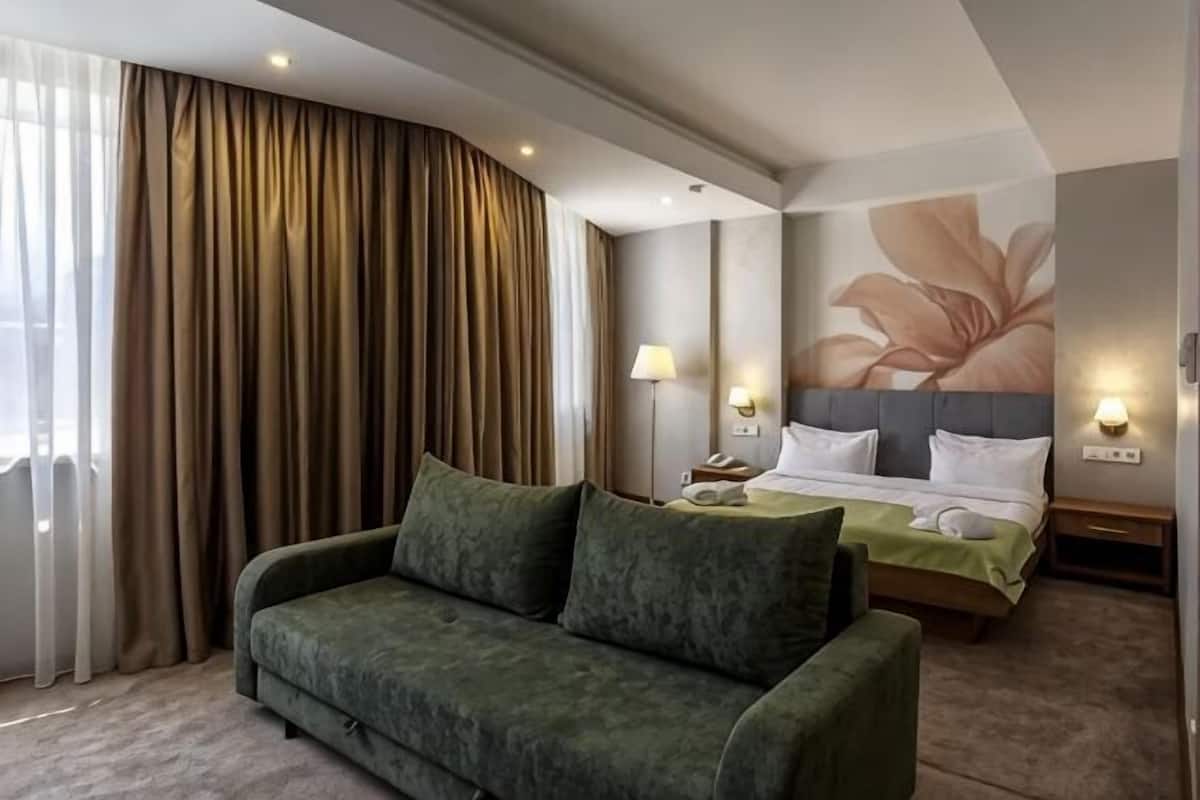 Premium bedding, minibar, in-room safe, desk
