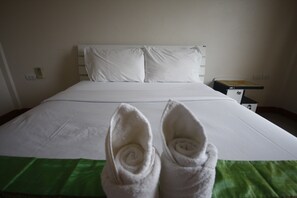 Desk, blackout drapes, free WiFi - Siriburi Resort (Khanom)