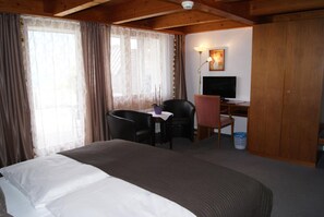 In-room safe, individually decorated, individually furnished, free WiFi - Hotel Bellevue Bären (Krattigen)