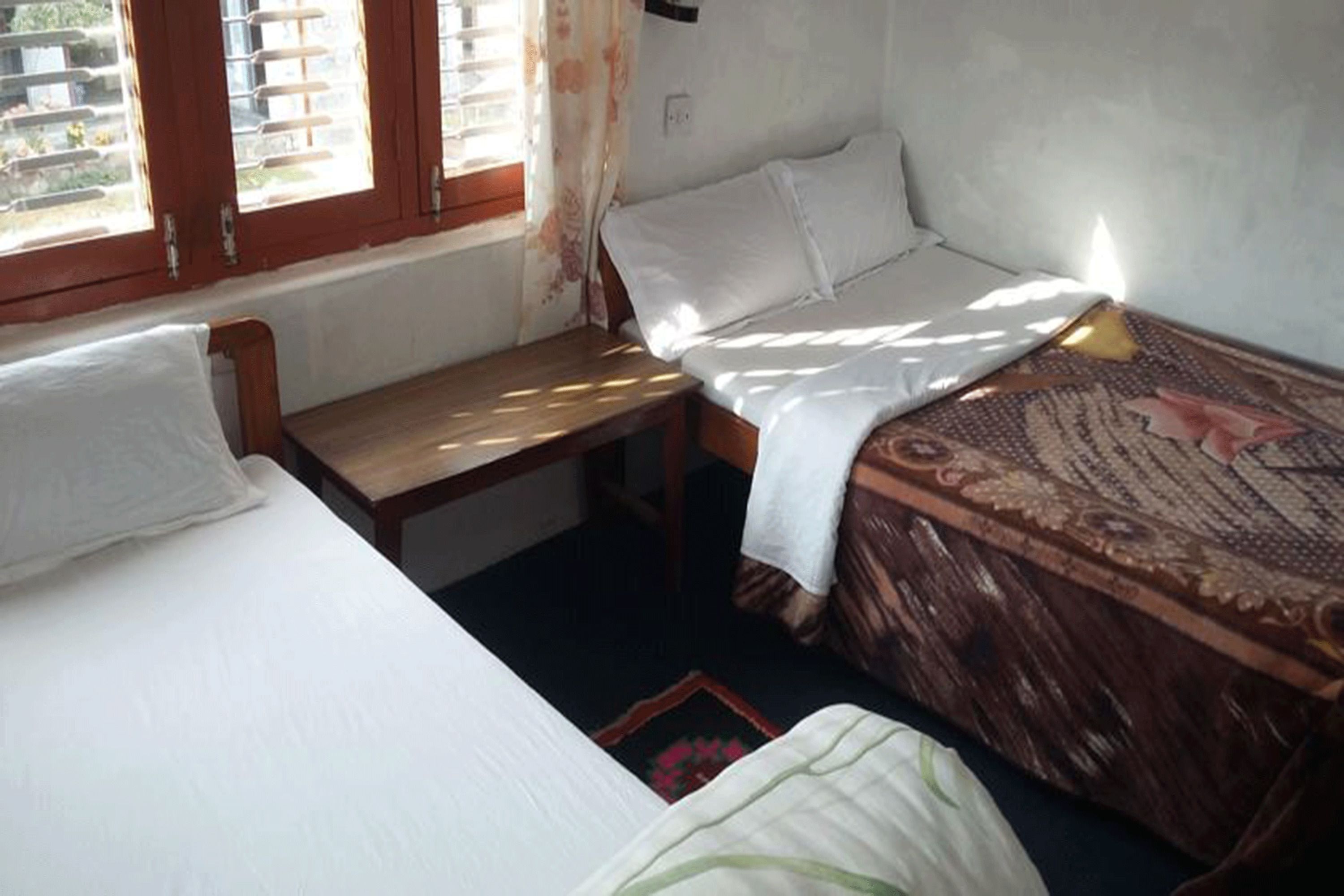 Desk, soundproofing, free WiFi