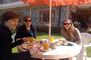 Outdoor dining - Galaxy Inn Guest House (Pokhara)