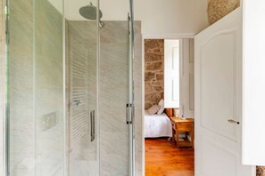 Single Room, 1 Twin Bed, Mountain View | Bathroom | Shower, rainfall showerhead, eco-friendly toiletries, hair dryer - Casa do Cabeço (Tondela)