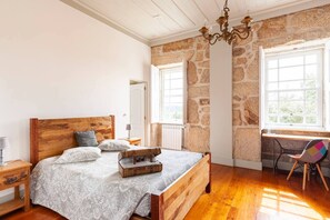 Kahden hengen superior-huone, 1 parisänky, vuoristonäköala | Silitysrauta/-lauta, lisävuoteet, ilmainen Wi-Fi, vuodevaatteet