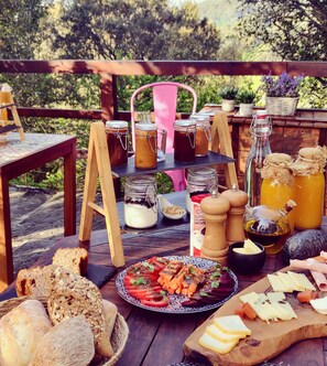 Ilmainen päivittäinen mannermainen aamiainen