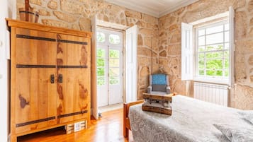 Habitación doble Confort, 1 cama matrimonial, vista a la montaña | Tabla de planchar con plancha, camas extra, wifi gratis y ropa de cama