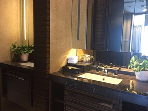A modern bathroom with two sinks, a large mirror, and a potted plant. - Checkinn Business Apartment-Poly World (Guangzhou)