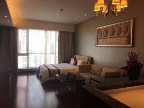 Suíte executiva, 2 quartos | Escrivaninha, cortinas blackout, Wi-Fi de cortesia, roupa de cama