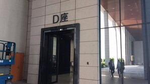 A building entrance with a sign reading "D座". - Checkinn Business Apartment-Poly World (Guangzhou)