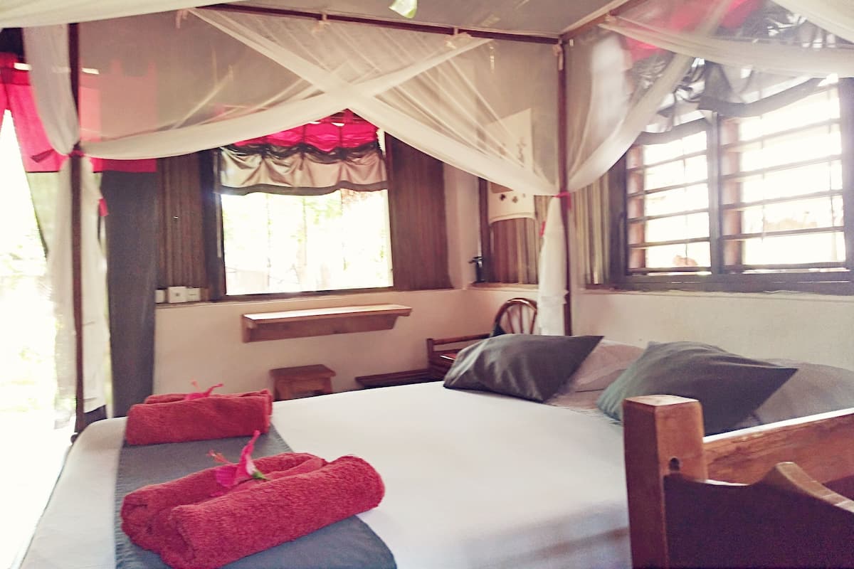 Comfort Bungalow (Tanikely) | 1 bedroom, Select Comfort beds, in-room safe, desk