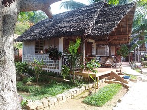 Comfort-bungalow (Iranja) | 1 makuuhuone, Select Comfort -patjalliset sängyt, tallelokero huoneessa