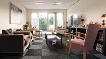 غرفة مزدوجة - غرفتا نوم - منظر للمدينة | منطقة المعيشة | تلفزيون بشاشة مسطحة