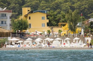 Ιδιωτική παραλία, ξαπλώστρες (σεζλόνγκ), ομπρέλες θαλάσσης, βόλεϊ