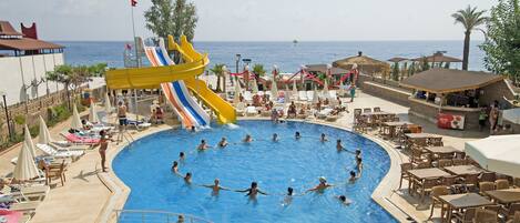 Utomhuspool, trÀningspool, parasoller och solstolar